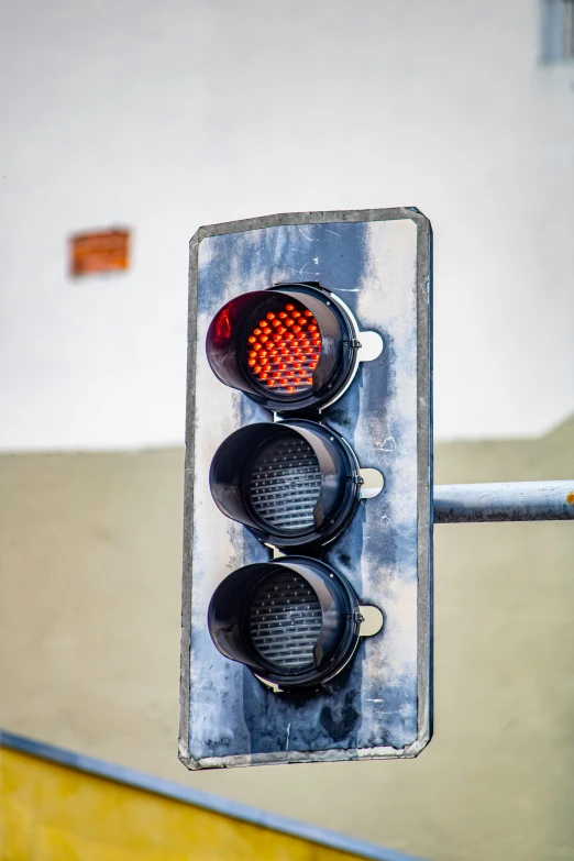 a stoplight has two red lights on the sides