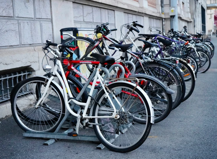 a row of bikes parked next to each other