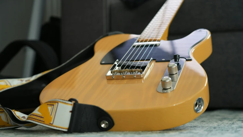 the top and bottom of an electric guitar