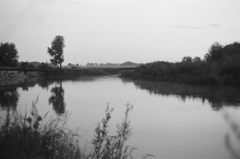 an image of a lake in the countryside