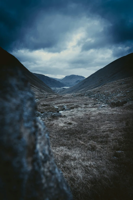 a landscape po taken at night, showing the back of mountains and grasses