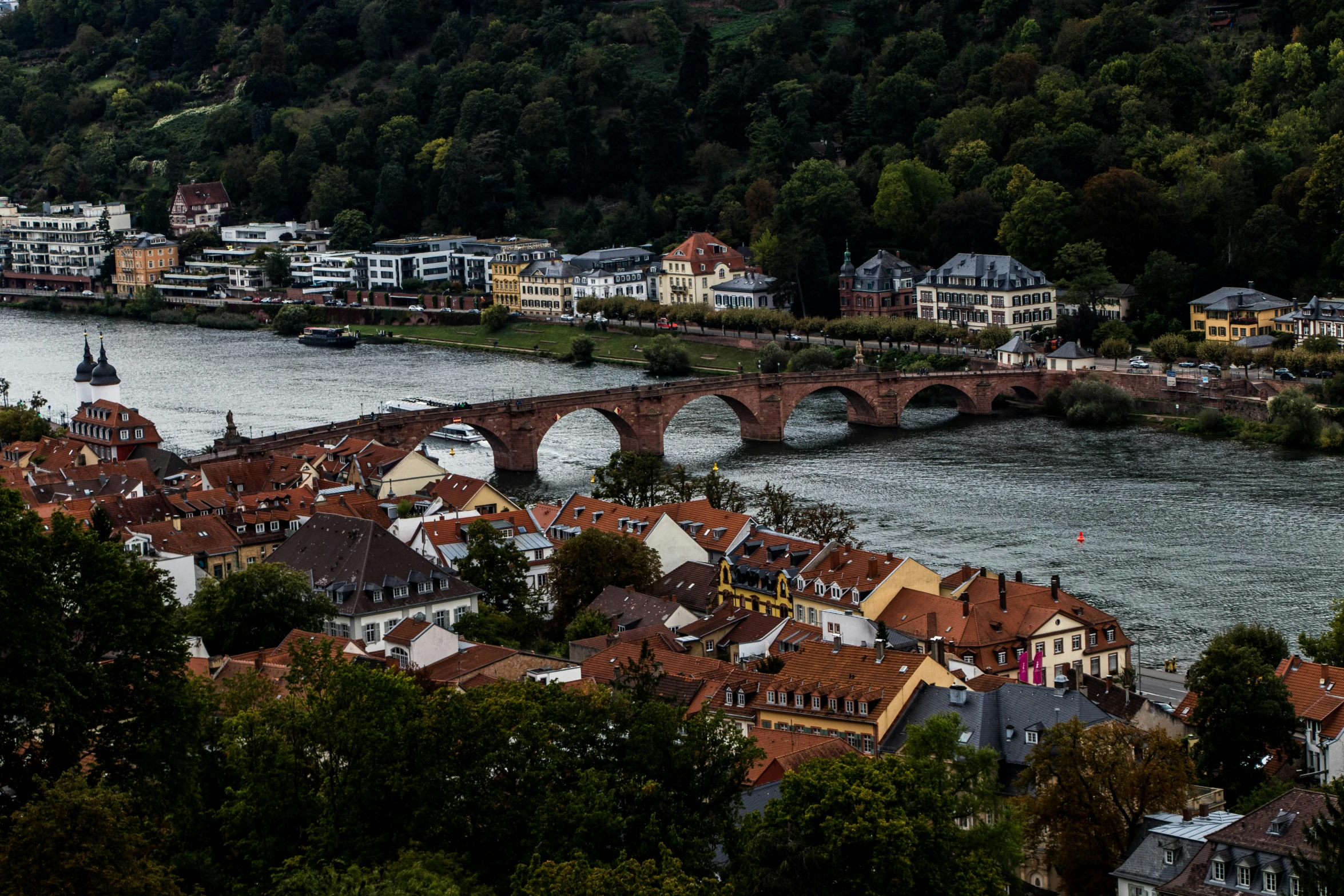 a town next to the water and bridges