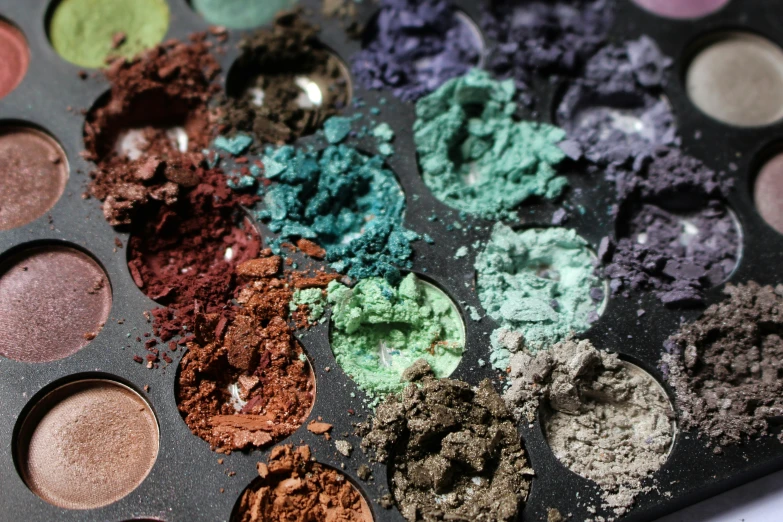 there is several makeup colors on the tray