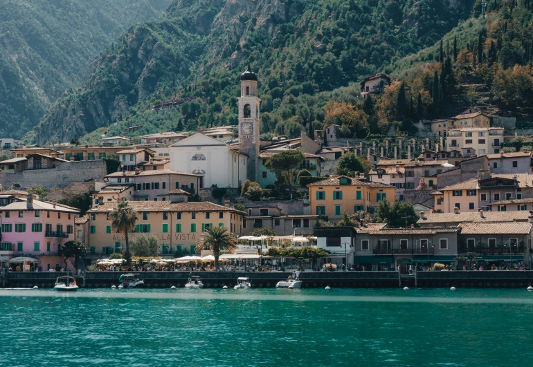 a bunch of houses sitting on top of a hill