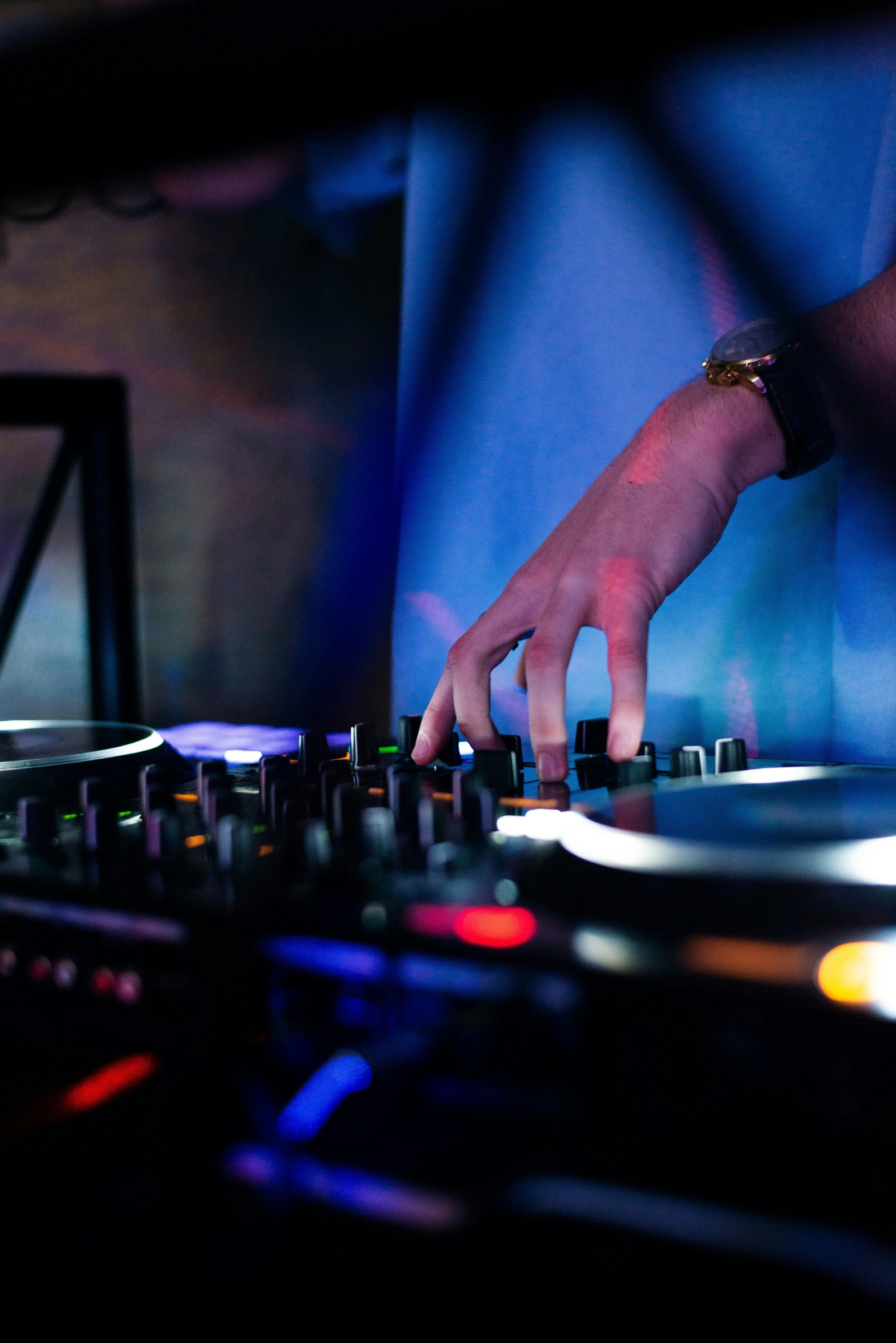 a person djing on a decks in the dark