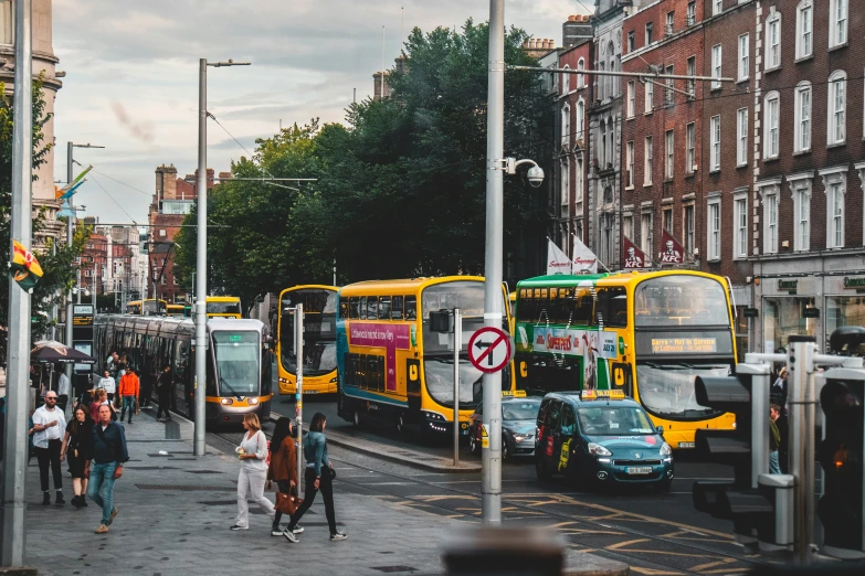 a city street filled with lots of traffic