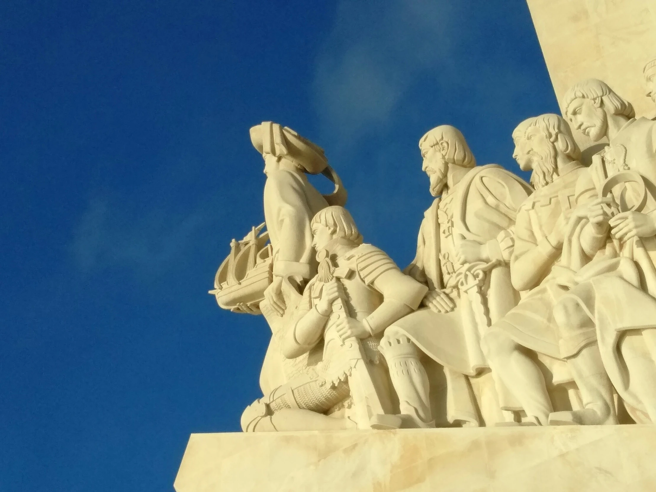 a statue that is standing on the side of a building