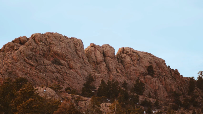 a very tall mountain with a clear sky