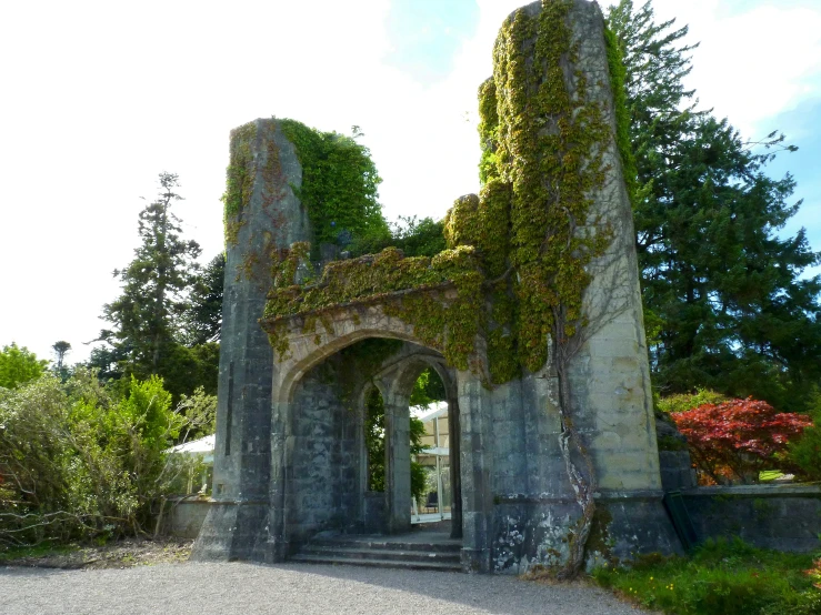 there is an old stone building with ivy growing on it