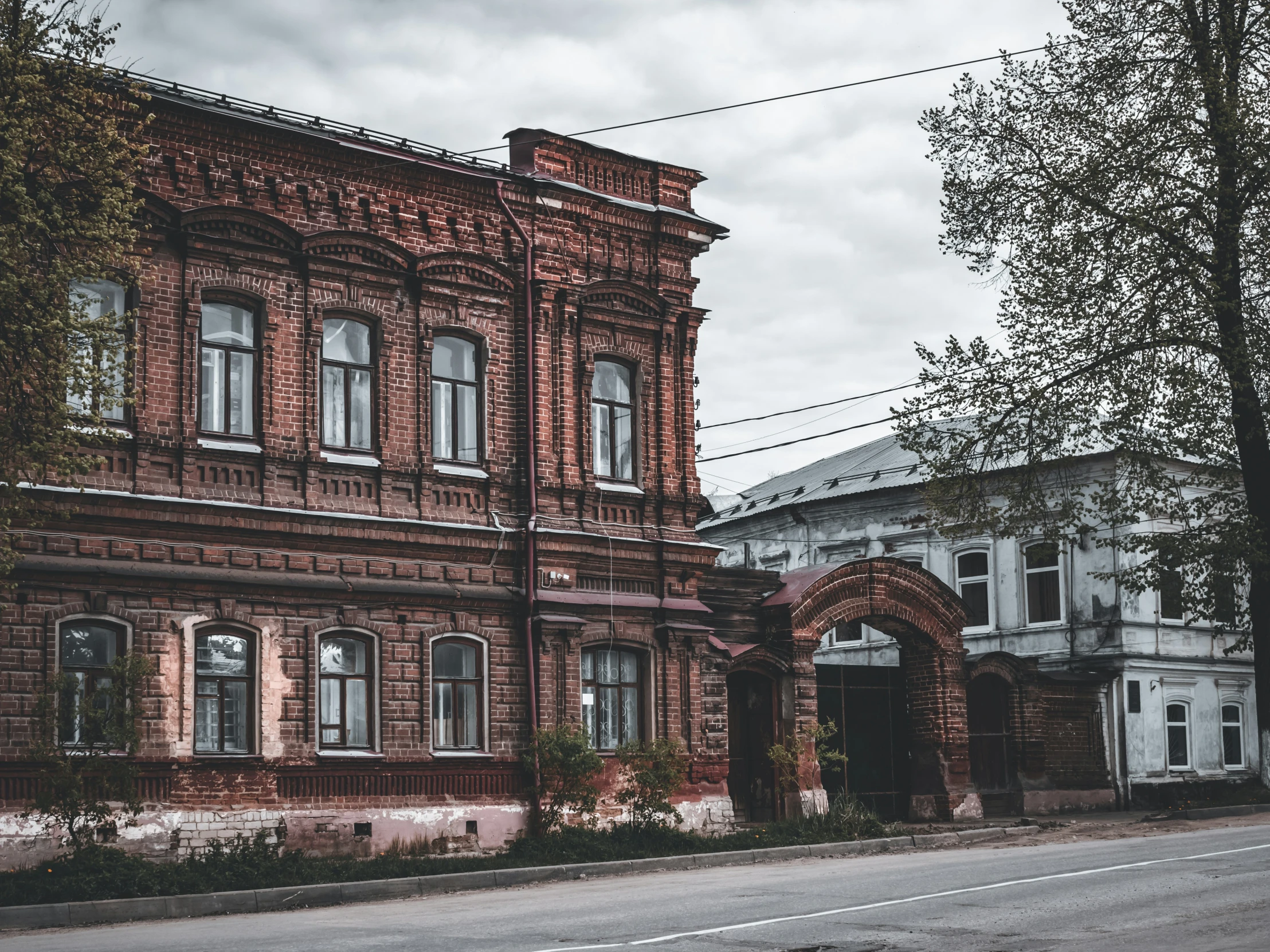 this is an old brick building near a road