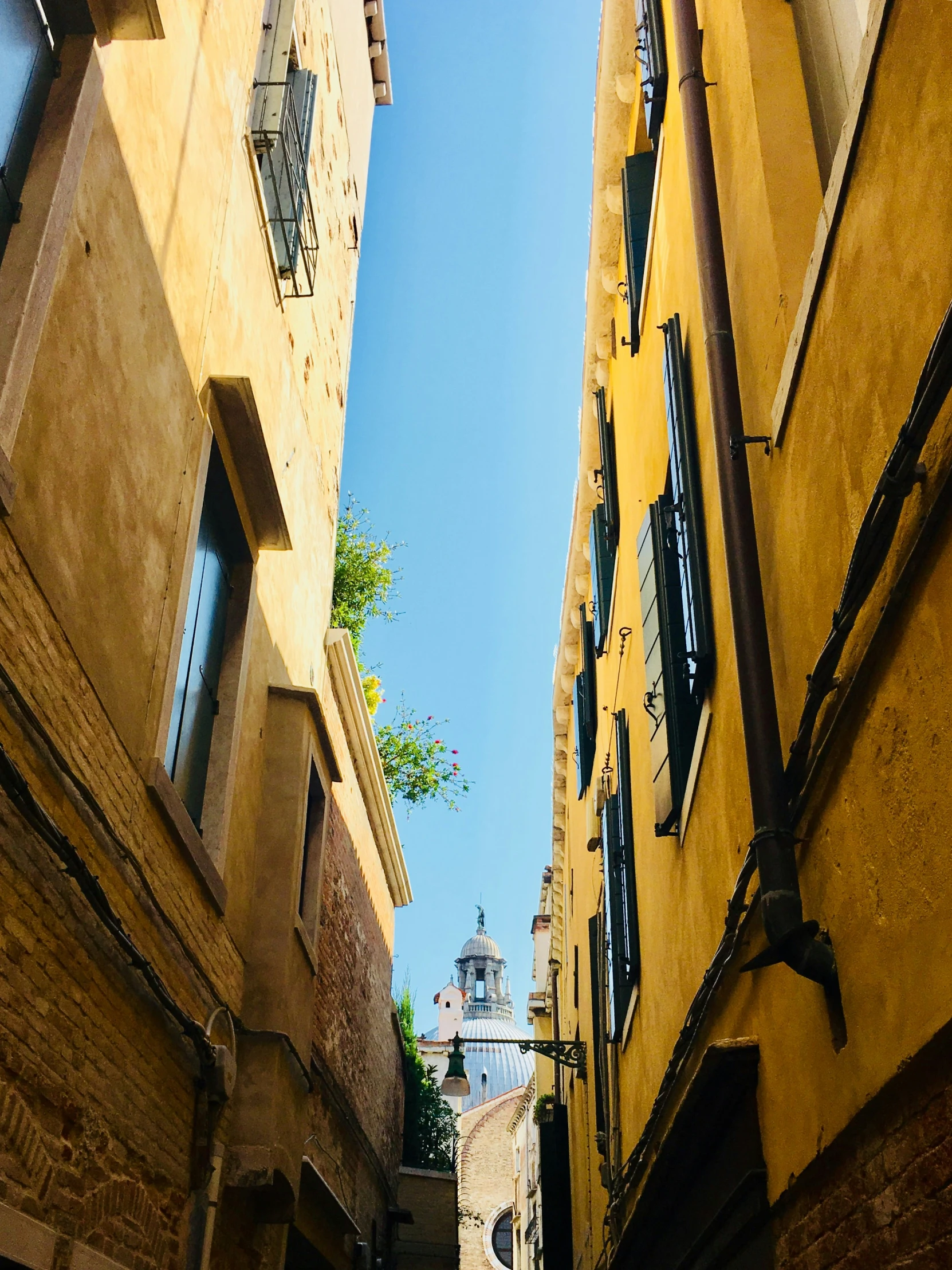 an alley way with some building on it