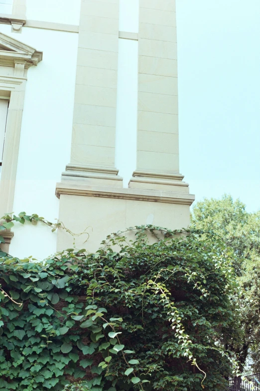 an open doorway in the building with the words no tresser