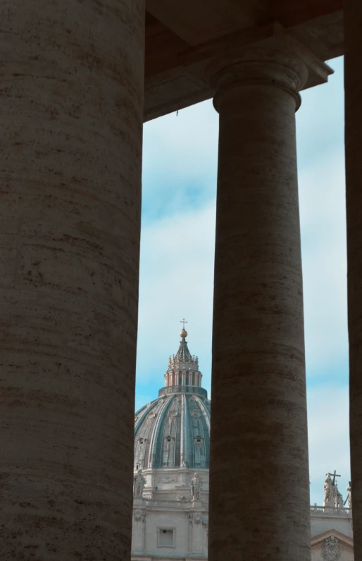 a building with some very tall pillars near by