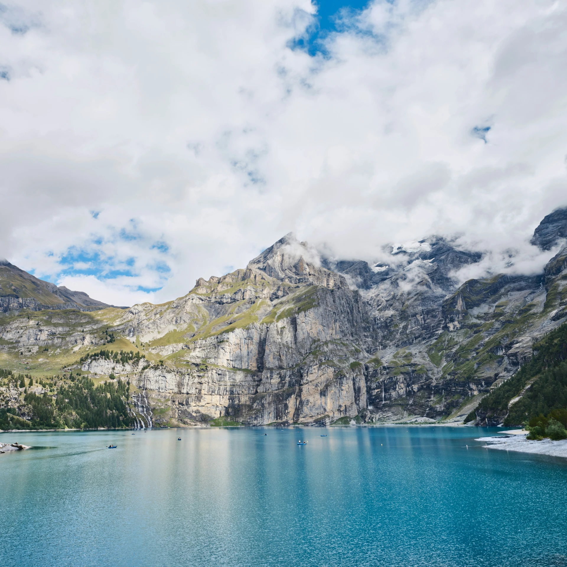 this is the image of an image of mountains by water