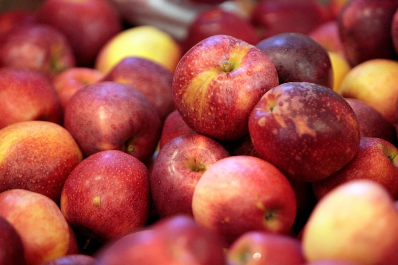 an array of apples are all together in a pile