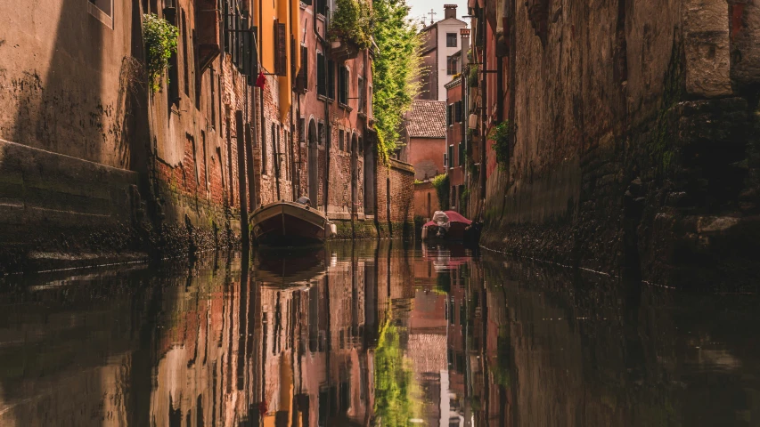 a city street that has a narrow canal