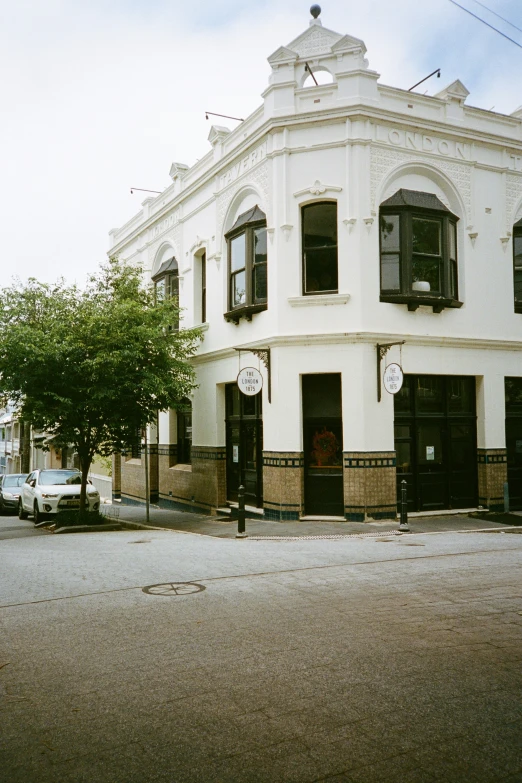 a view of an old - fashioned building and traffic light