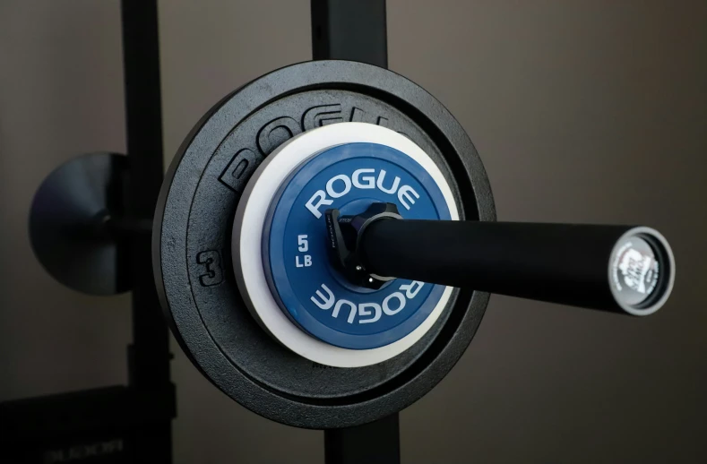 a gym machine with a weight for each of the arms