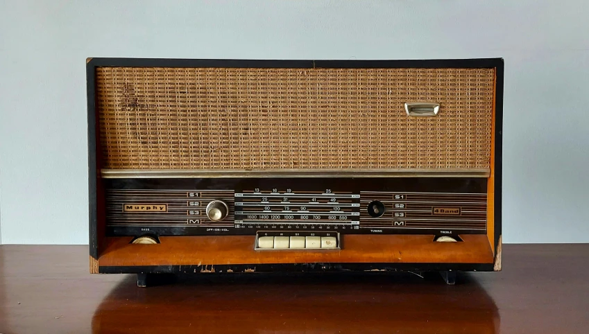 an old style radio sitting on top of a table