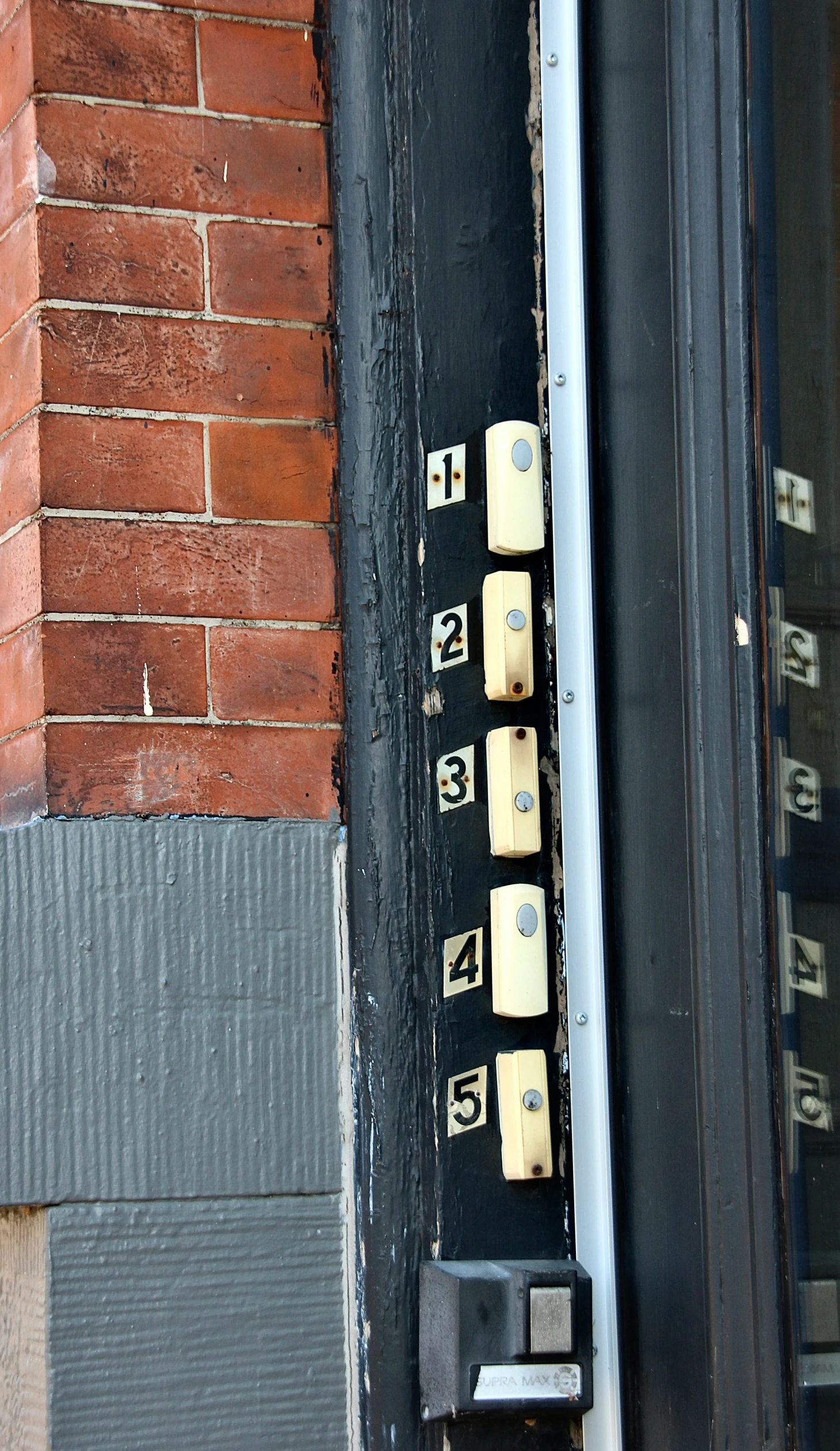 yellow and black ons are mounted to the outside of a building