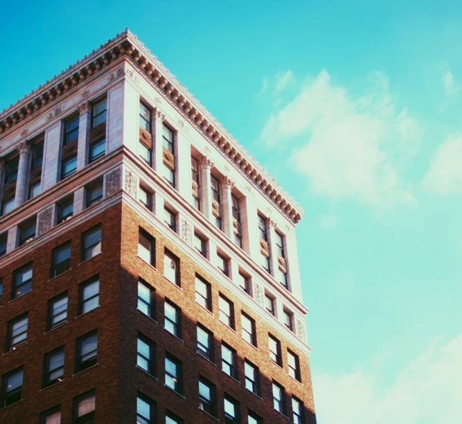 a tall building is shown with many windows on the top