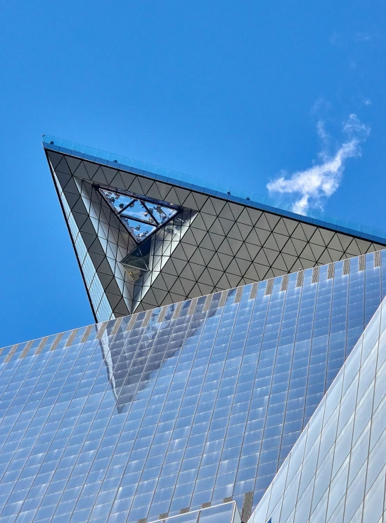 the top of an architectural building is shown against a blue sky