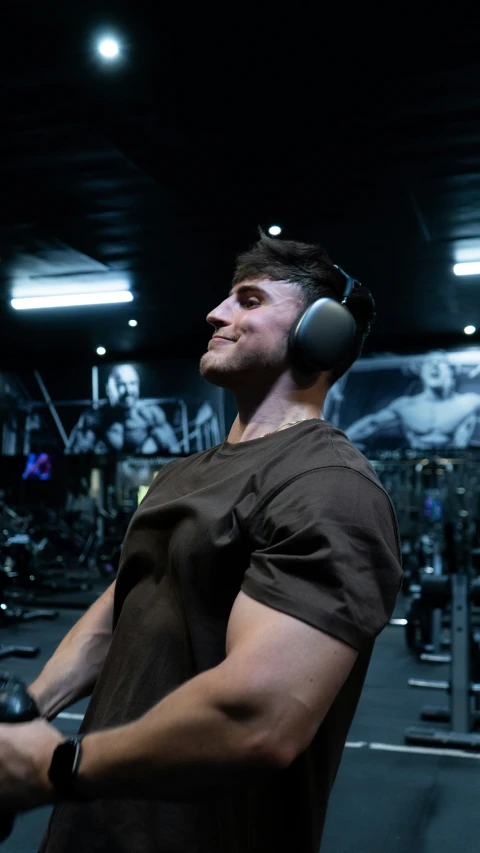 the man is doing exercise using headphones at the gym