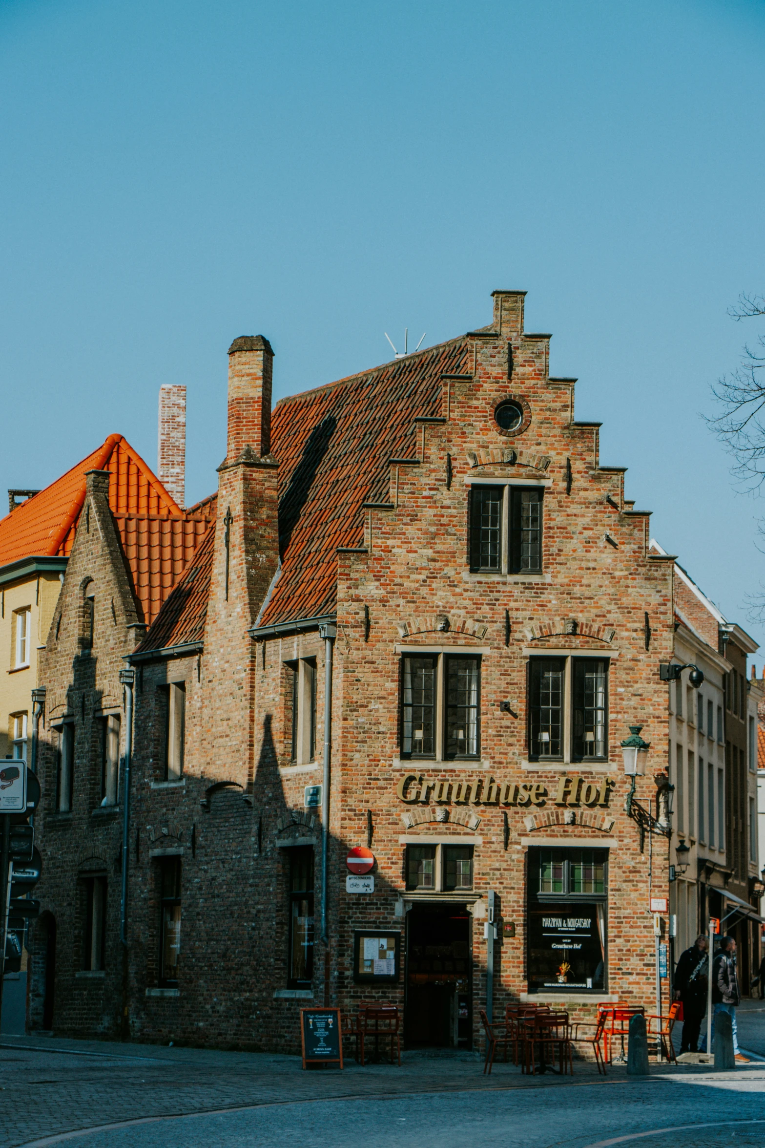 an old brick building that reads grundler el