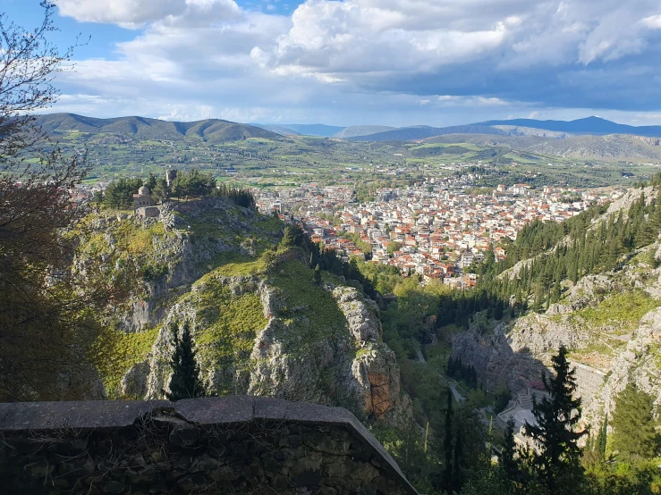 an area of hills and trees on the side with buildings