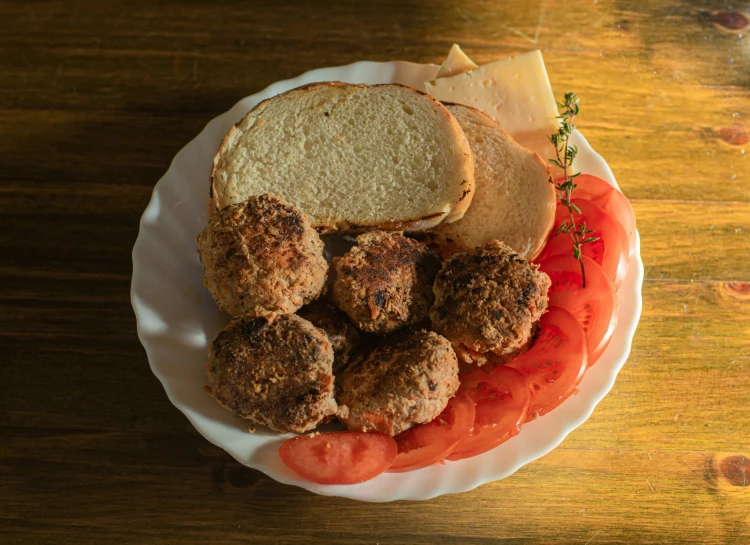 a plate with meatballs and two slices of bread