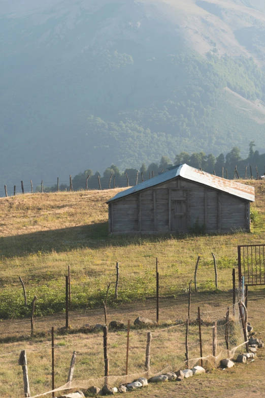 this is an old barn in a grassy field