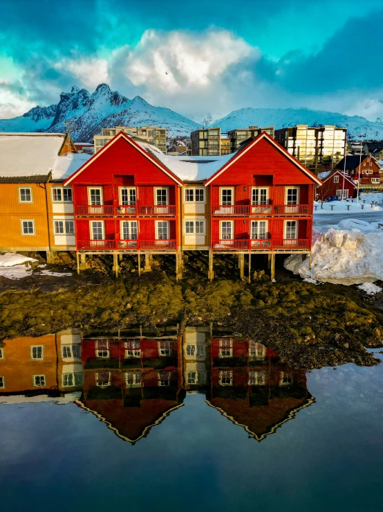 red houses that are reflected in the water