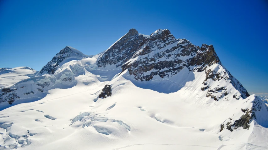 this is a high mountain range with mountains in the background