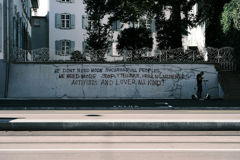 there is writing on the wall near the street