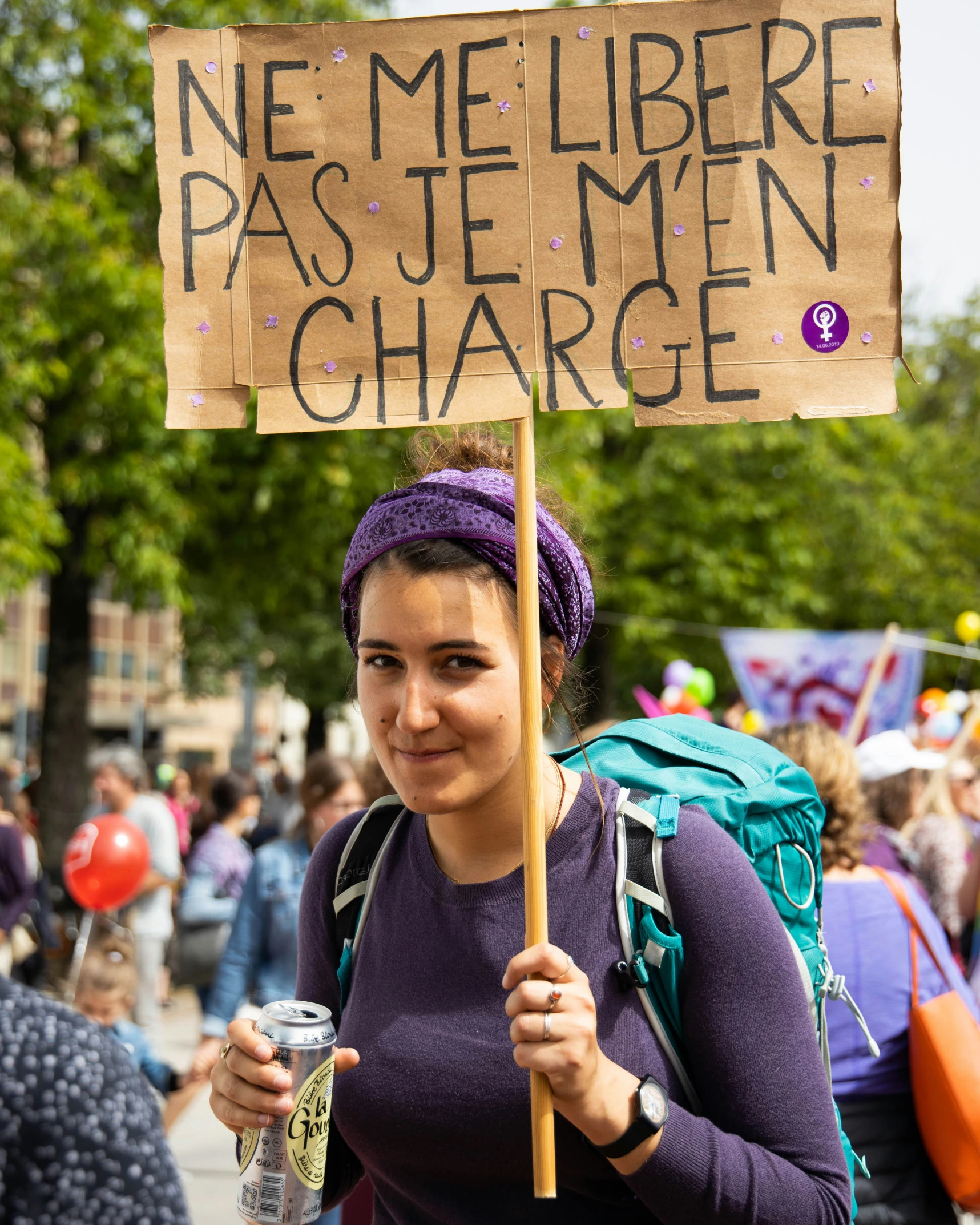 the woman has a sign that says, no mer libere pass te men charge