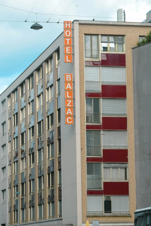 a tall building with balconies and the word el atlantic on it
