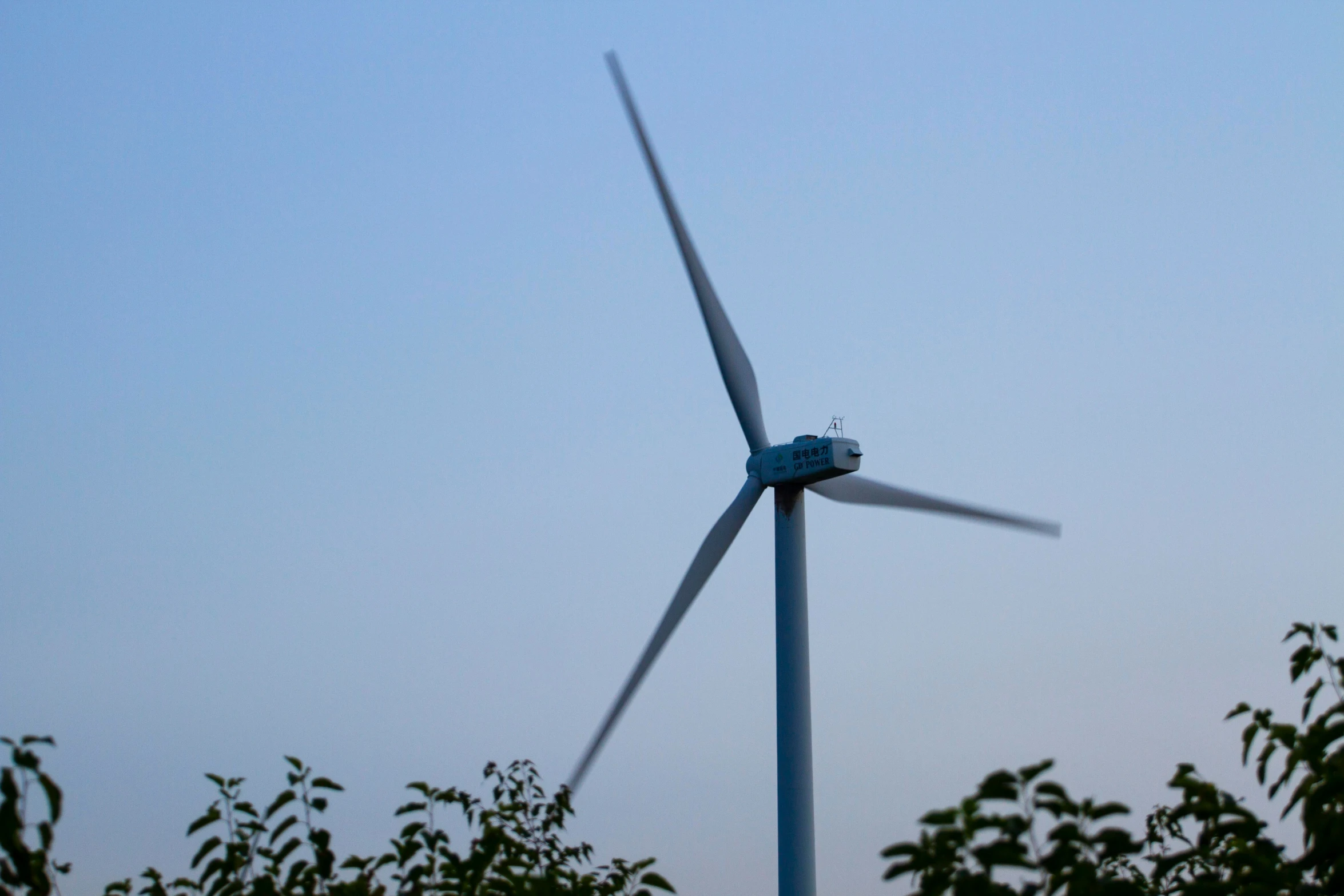 a view of a wind turbine from the side