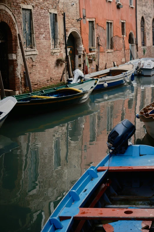 the boats are in the water by the buildings