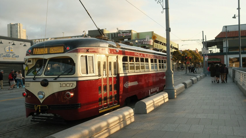 the train has red and white stripes on it's head