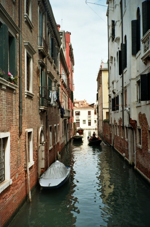 several buildings are on either side of the canal