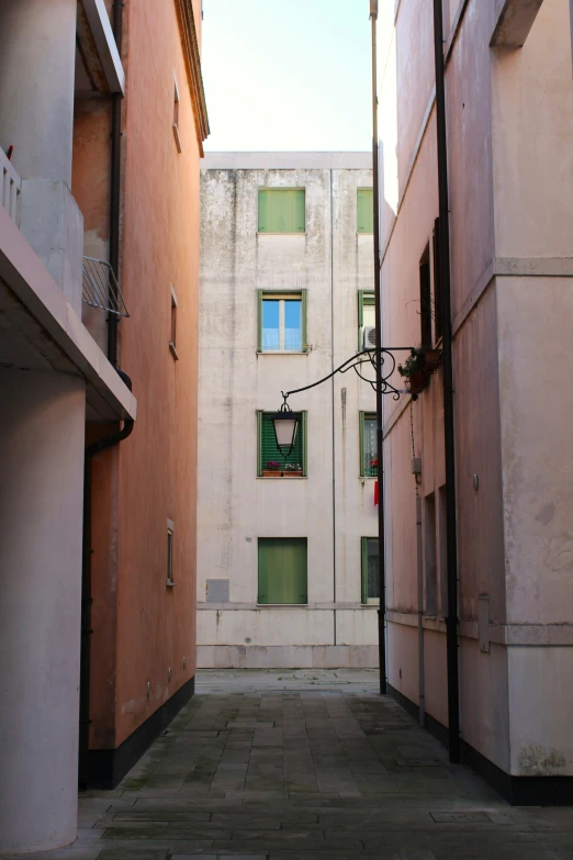 a narrow alley between two buildings in a city
