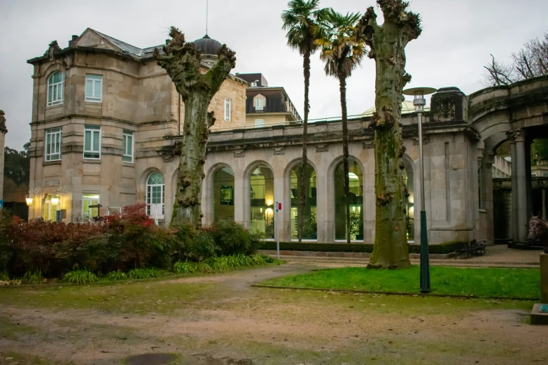 a large building with several pillars near each other