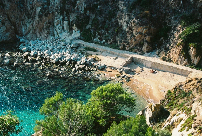 there is a small bridge above the water