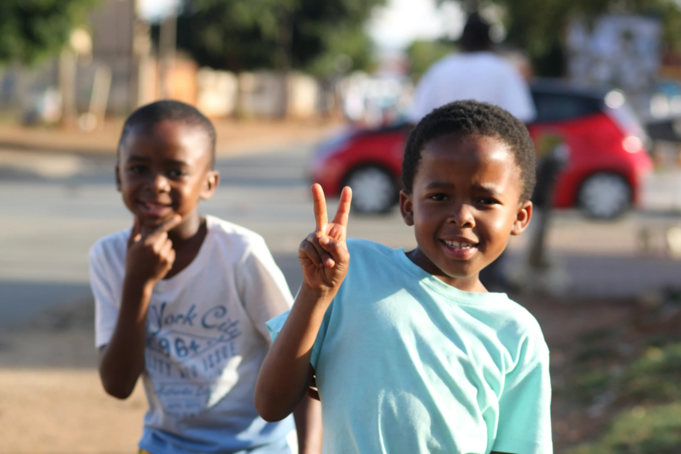 two children that are standing by each other