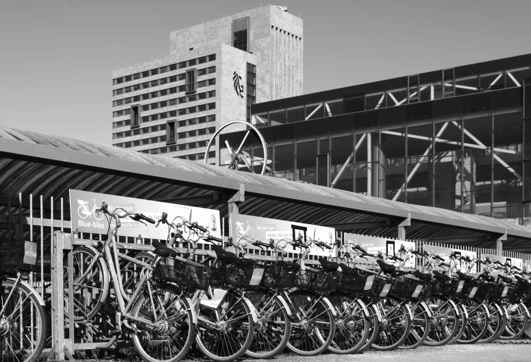 many bikes are lined up and parked outside a store