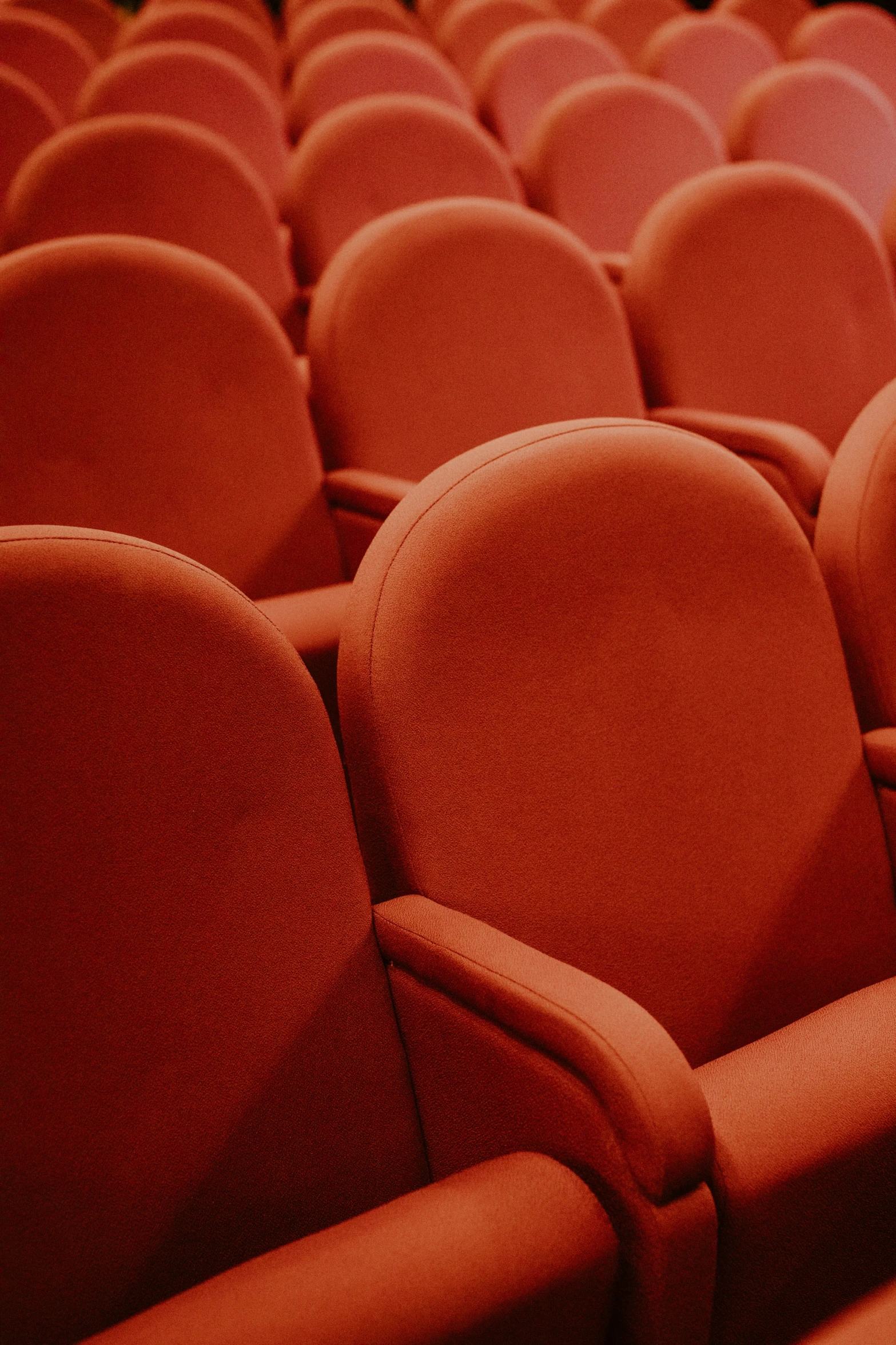 a group of chairs sitting inside of a auditorium