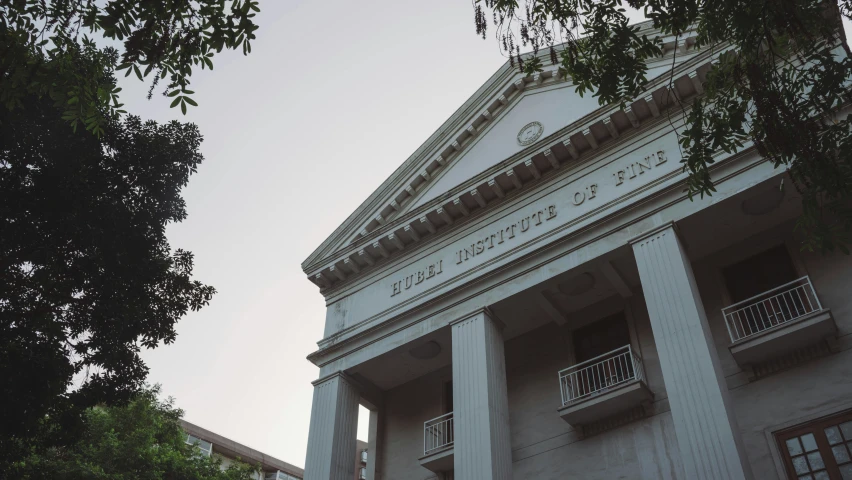 there is an old building with white columns on the front of it