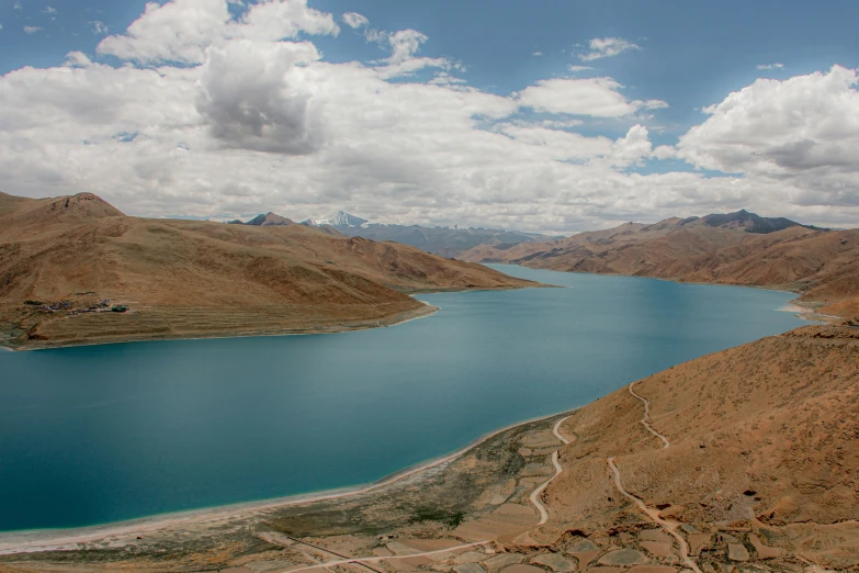 the blue water is in the middle of mountains