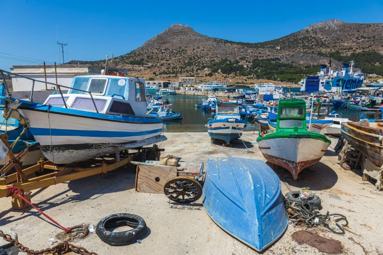 there are many boats and other things on the beach