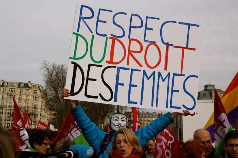 people are holding a sign saying respect, duroit desetis